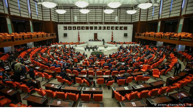 حزب دموکراتیک خلق‌ها فعالیت در پارلمان ترکیه را تحریم کرد 